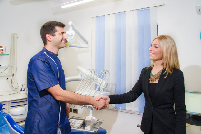 Dental Centar Motušić doktor u razgovoru s pacijenticom